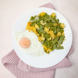 plato de judías verdes con patata y huevo a la plancha