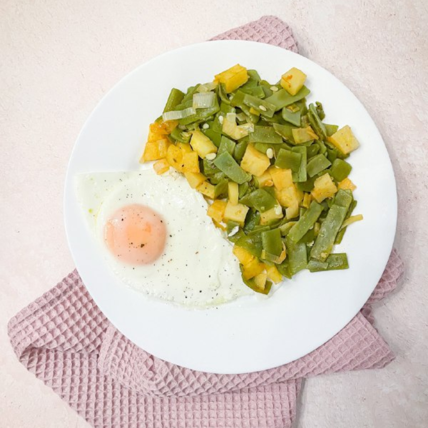plato de judías verdes con patata y huevo a la plancha