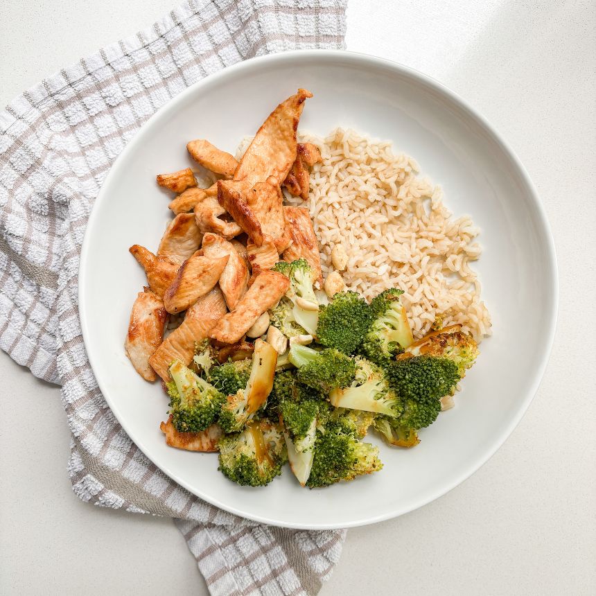plato de arroz, con pollo y brocoli