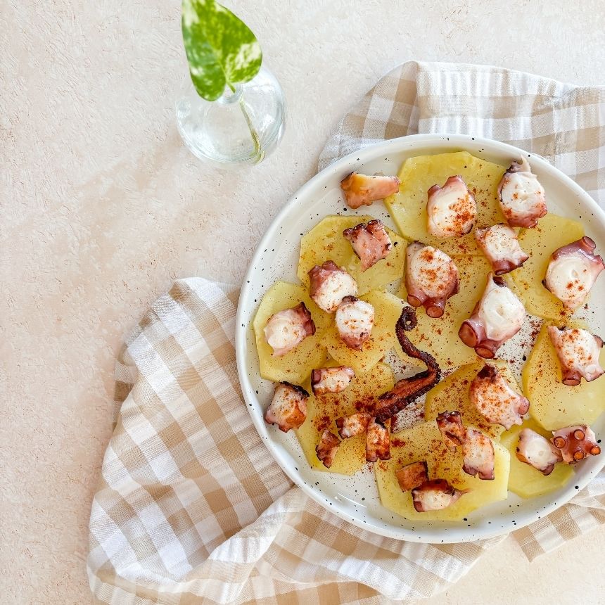 Plato pulpo a la gallega con patata y pimenton